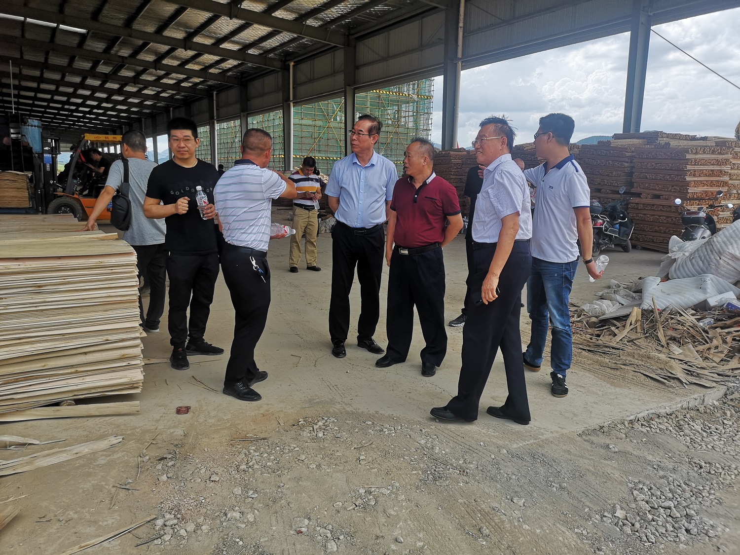 广西林产协会领导李可夫，万业靖，郭家良到宁明县中投木业有限公司考察调研